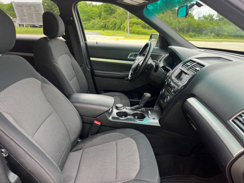 Used 2017 Ford Explorer XLT image 29