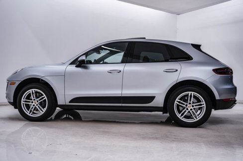 Certified 2018 Porsche Macan image 2