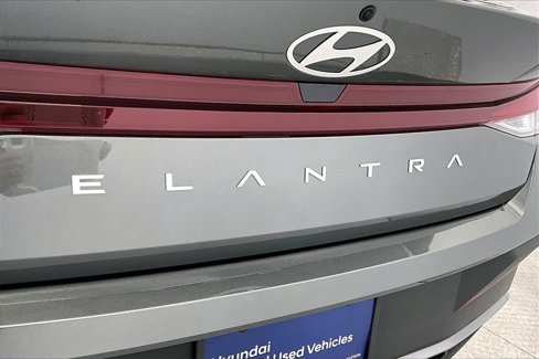 Certified 2025 Hyundai Elantra SE image 32