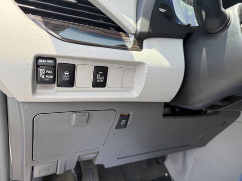 Used 2017 Toyota Sienna XLE image 30