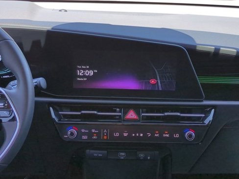 Used 2024 Kia Niro EX image 16