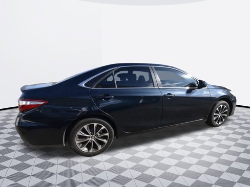 Used 2017 Toyota Camry SE image 4