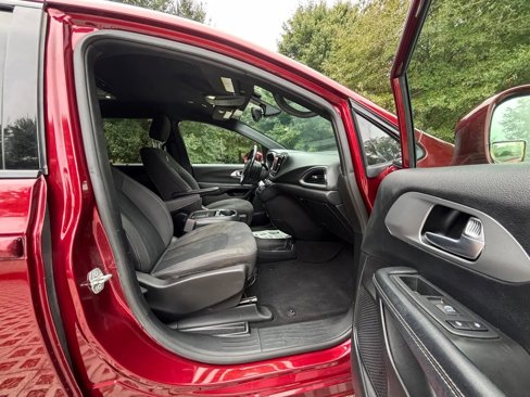 Used 2019 Chrysler Pacifica Touring Plus w/ S Appearance Package image 18