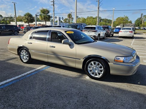 Used 2008 Lincoln Town Car Signature Limited image 17