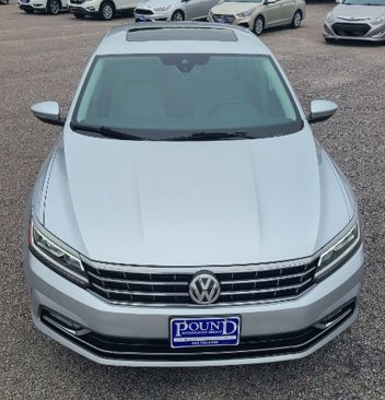 Used 2017 Volkswagen Passat 1.8T SEL Premium image 3