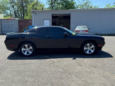 Used 2023 Dodge Challenger SXT image 2
