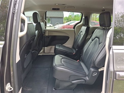 Used 2023 Chrysler Pacifica Touring-L image 20