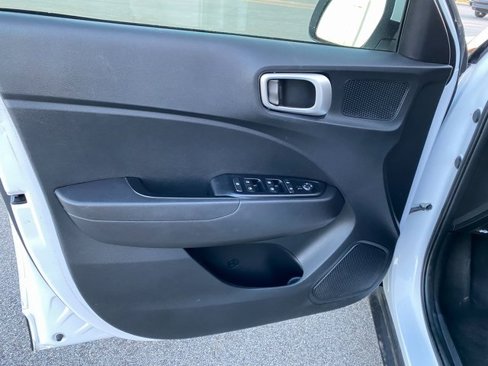 Used 2021 Hyundai Venue SE image 17