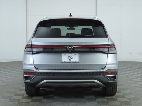 Certified 2025 Volkswagen Taos SE w/ Black Wheel Package image 7
