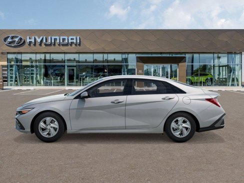 New 2025 Hyundai Elantra SE image 3
