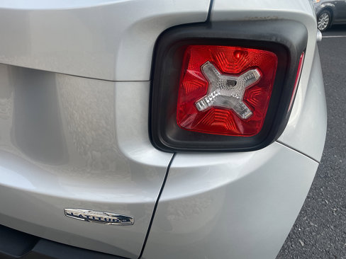 Used 2016 Jeep Renegade Latitude image 26