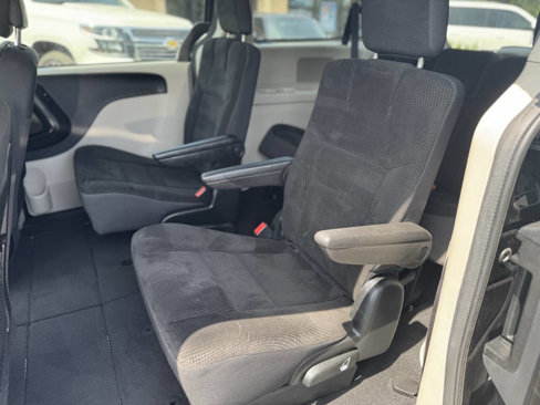 Used 2019 Dodge Grand Caravan SE w/ UConnect Hands-Free Group image 11