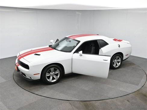 Used 2015 Dodge Challenger SXT image 44