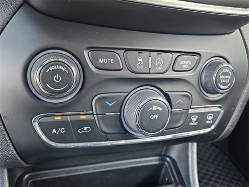 Used 2019 Jeep Cherokee Latitude Plus w/ Cold Weather Group image 32