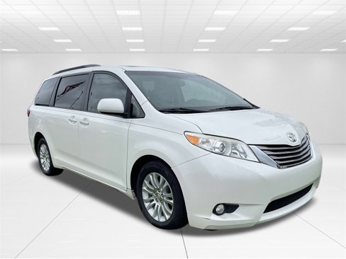 Used 2016 Toyota Sienna XLE image 1