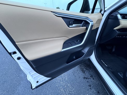 Used 2020 Toyota RAV4 XLE Premium image 11