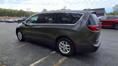 Used 2023 Chrysler Pacifica Touring-L image 6