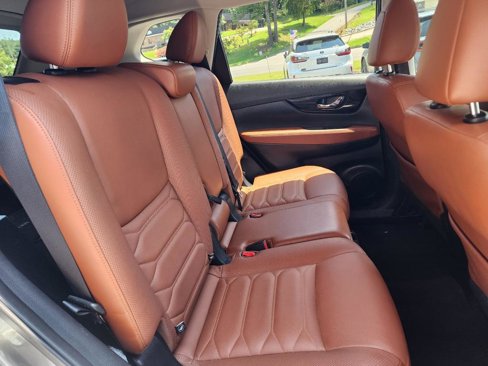 Used 2018 Nissan Rogue SL w/ Premium Package image 12
