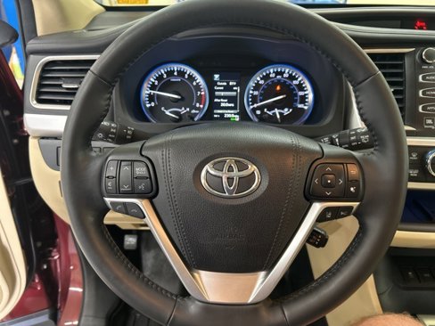 Used 2017 Toyota Highlander Limited Platinum image 12