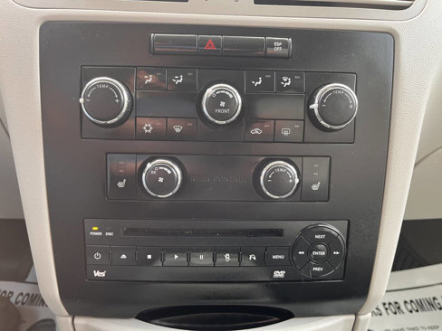Used 2010 Volkswagen Routan SE image 16