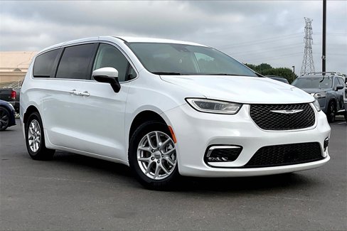 Used 2023 Chrysler Pacifica Touring-L image 32