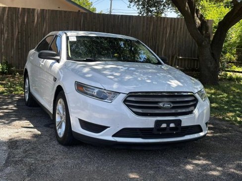 Used 2018 Ford Taurus SE image 2