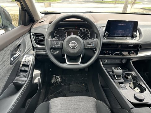 Used 2022 Nissan Rogue SV image 2