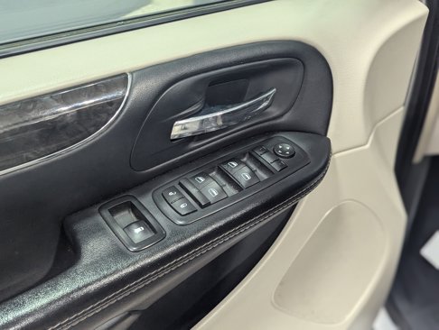 Used 2016 Chrysler Town & Country Touring w/ Driver Convenience Group image 10