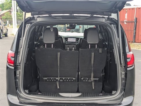 Used 2024 Chrysler Pacifica Premium image 31