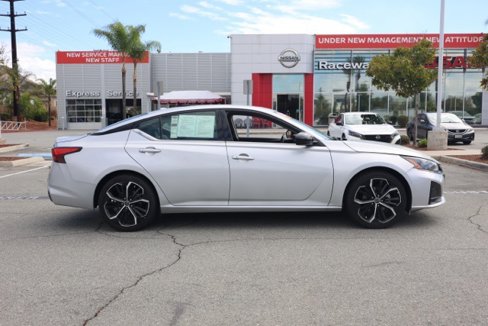 Used 2023 Nissan Altima 2.5 SR image 3