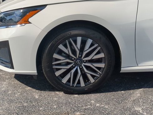 Used 2025 Nissan Altima 2.5 SV image 11