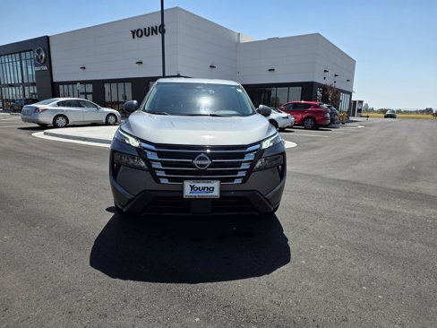 Used 2024 Nissan Rogue SV image 2