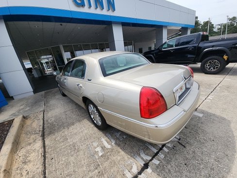 Used 2010 Lincoln Town Car Signature Limited image 8