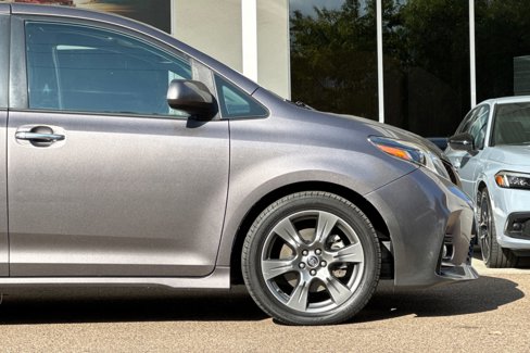 Used 2019 Toyota Sienna SE image 38