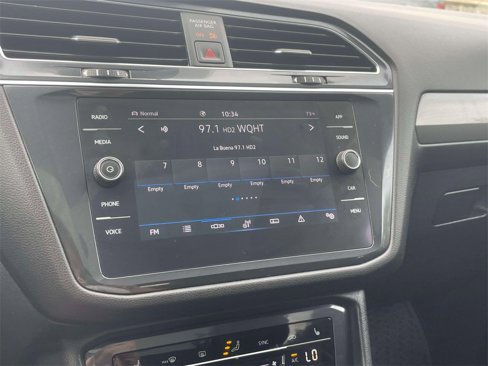 Used 2022 Volkswagen Tiguan SE w/ Panoramic Sunroof Package image 28