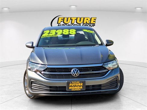 Used 2024 Volkswagen Jetta SE image 2