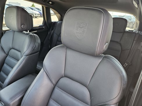 Certified 2025 Porsche Macan image 6