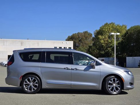 Used 2018 Chrysler Pacifica Limited w/ Advanced Safetytec Group image 3