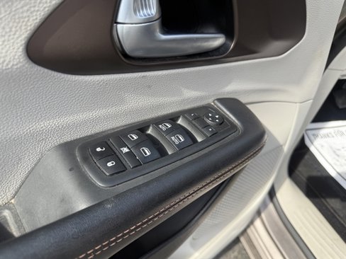Used 2017 Chrysler Pacifica Touring-L w/ Tire & Wheel Group image 18
