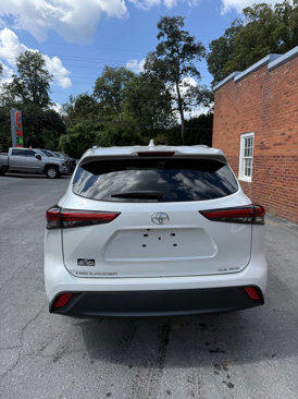 Used 2022 Toyota Highlander XLE image 3