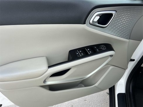 Used 2022 Kia Soul LX image 14