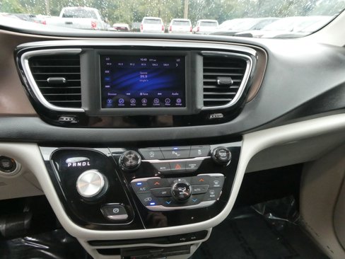 Used 2018 Chrysler Pacifica Touring-L image 20