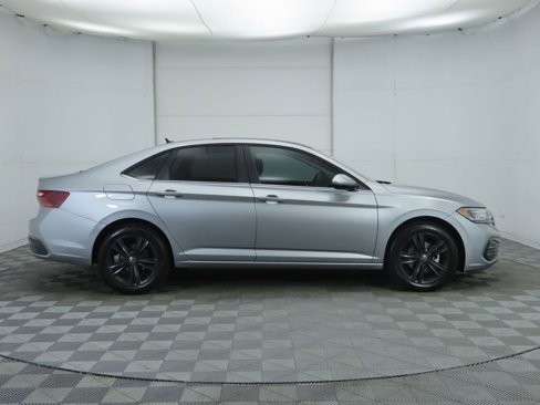 Certified 2024 Volkswagen Jetta SE image 5