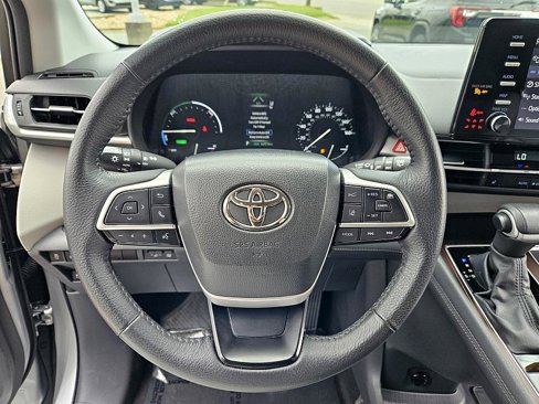 Used 2023 Toyota Sienna XLE image 27