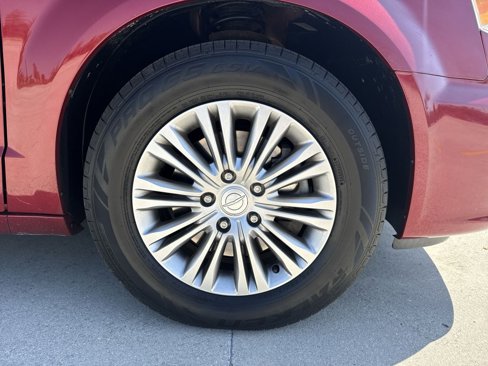 Used 2016 Chrysler Town & Country Touring-L image 10