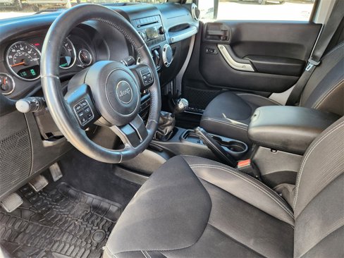 Used 2015 Jeep Wrangler Unlimited Sahara w/ Connectivity Group image 7