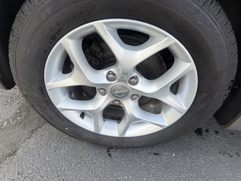 Used 2017 Chrysler Pacifica Touring-L w/ Tire & Wheel Group image 7