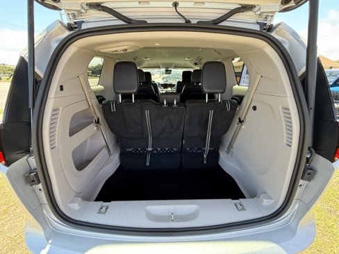 Used 2024 Chrysler Pacifica Touring-L image 14
