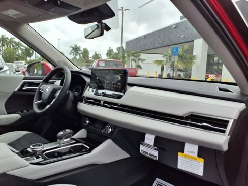 New 2025 Mitsubishi Outlander SE image 15