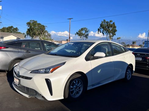 Used 2019 Toyota Prius LE image 1